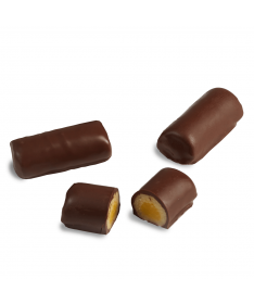 Delicioso mazapán relleno de yema, cubierto chocolate
